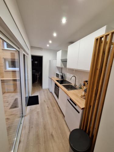 Η κουζίνα ή μικρή κουζίνα στο Le Petit Chez Soi maison