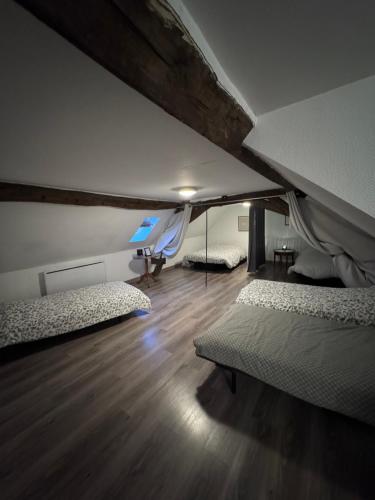 une chambre avec deux lits et un bureau dans l'établissement Gîte familial dans le vignoble champenois, à Cuchery