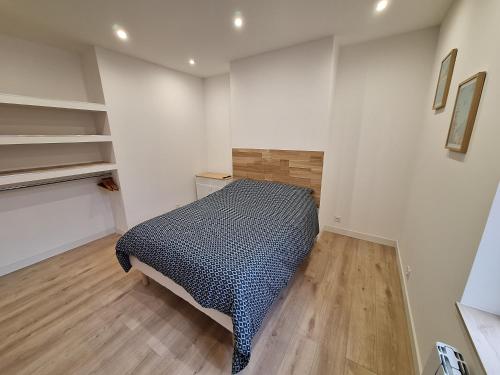 Ένα ή περισσότερα κρεβάτια σε δωμάτιο στο Le Petit Chez Soi maison
