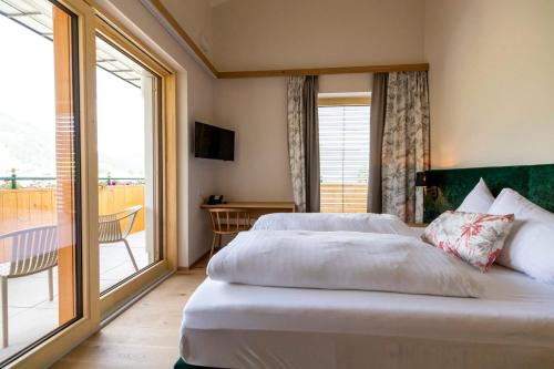 Cama o camas de una habitación en Familienhotel Felsenhof