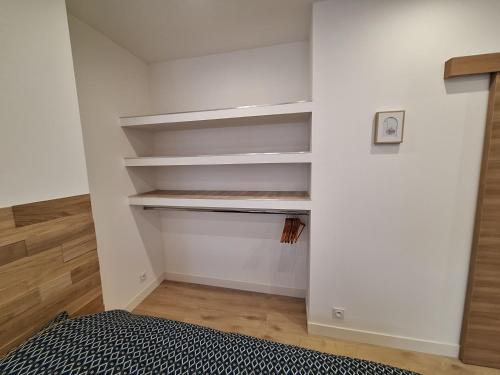 Ένα ή περισσότερα κρεβάτια σε δωμάτιο στο Le Petit Chez Soi maison