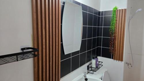a bathroom with a sink and a mirror and a shower at อิมแพ็ค เมืองทองธานี ห้องพักรายวัน Popular Condo T8 in Nonthaburi