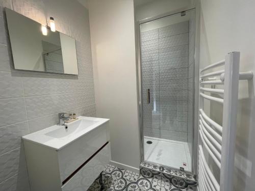 Ένα μπάνιο στο Superb flat with air conditioning and beautiful Bordeaux stone for 2p