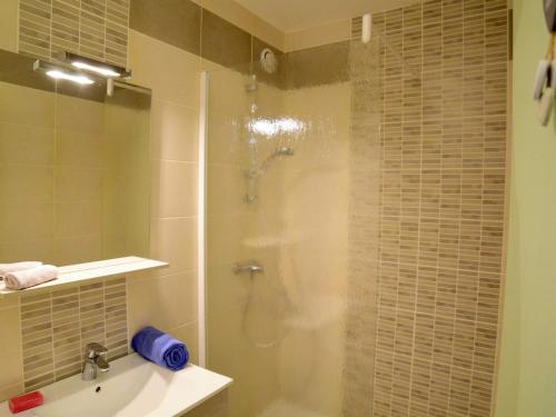 une salle de bain avec douche et lavabo dans l'établissement Studio cosy pour 6 pers. proche des pistes - FR-1-516-19, à Les Deux Alpes