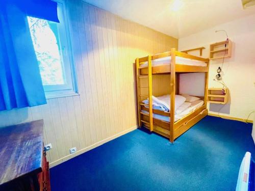 - une chambre avec des lits superposés dans une pièce dotée d'une moquette bleue dans l'établissement Charmant 2 pièces au pied des pistes, balcon sud/ouest, centre station - FR-1-516-88, à Les Deux Alpes