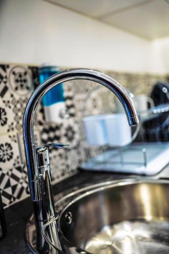 - un évier de cuisine avec un robinet sur un comptoir dans l'établissement La cité des affaires, à Saint-Étienne