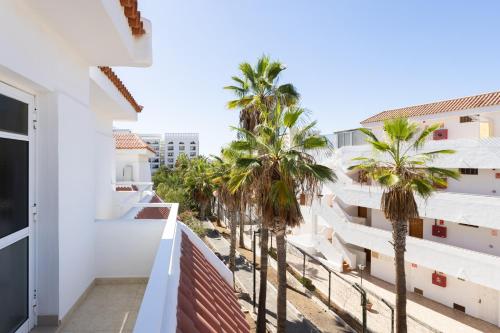 Home2Book Sunny Poolside Apt in Las Floritas
