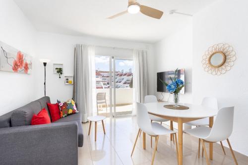 Home2Book Sunny Poolside Apt in Las Floritas