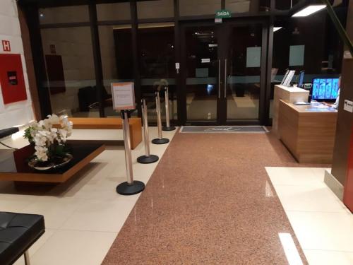 a store with a lobby with glass doors and flowers at Soul Housing & Shop · Studio com varanda. Noroeste. Soul Housing & Shop in Brasilia