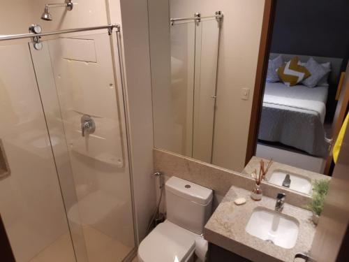 a bathroom with a shower and a toilet and a sink at Soul Housing & Shop · Studio com varanda. Noroeste. Soul Housing & Shop in Brasilia