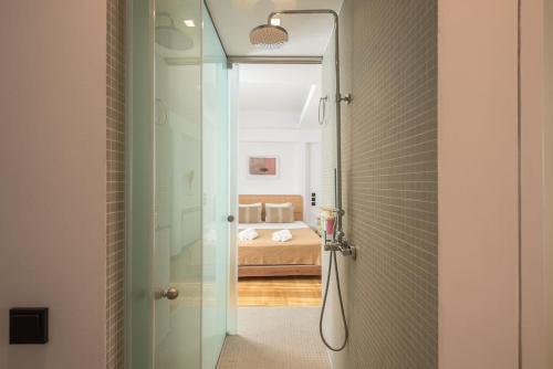 Modern 2BDR Flat w Hot Tub & Big Terrace in Plaka