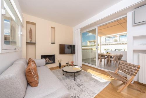 Modern 2BDR Flat w Hot Tub & Big Terrace in Plaka