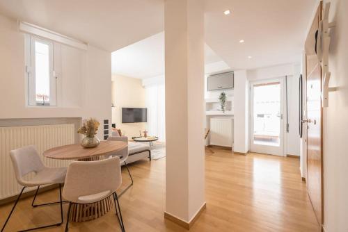 Modern 2BDR Flat w Hot Tub & Big Terrace in Plaka