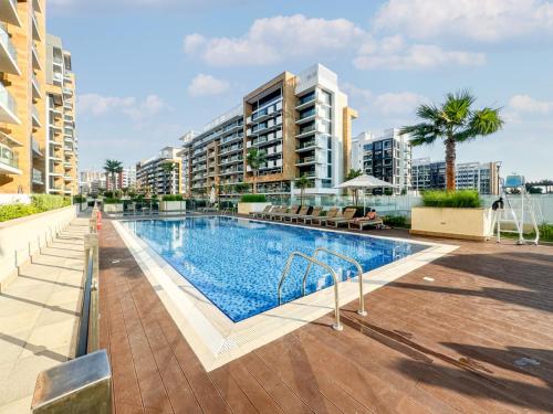 Chic Studio Azizi Riviera Retreat with City Views