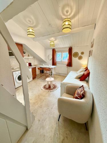 un salon avec un canapé et une table dans l'établissement Duplex AGAFAY 4 couchages centre piéton Thonon, à Thonon-les-Bains