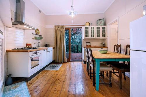 Una cocina con una mesa y un comedor. en Allambee Cottage - a place of rest, en Katoomba