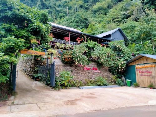 Κήπος έξω από το homestay phố núi