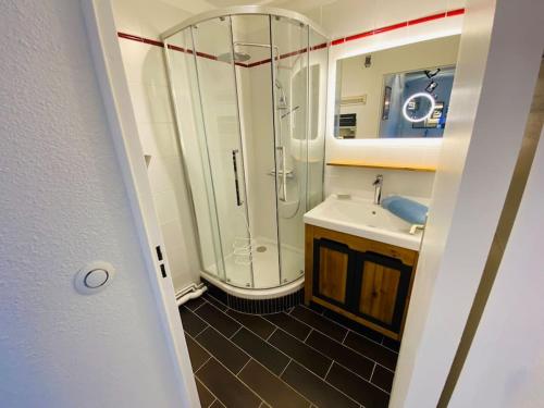 a bathroom with a shower and a sink at Escale à Balbec- Proche plage et Centre ville Cabourg in Cabourg