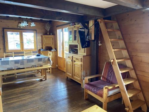 Cette chambre dispose d'une échelle et d'un lit. dans l'établissement Chalet cosy à Crest-Voland – 6 personnes, cuisine équipée, salon TV, proche pistes et nature - FR-1-733-154, à Crest-Voland