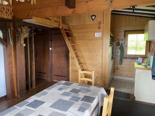 - une chambre avec un lit et un escalier dans une cabine dans l'établissement Chalet cosy à Crest-Voland – 6 personnes, cuisine équipée, salon TV, proche pistes et nature - FR-1-733-154, à Crest-Voland