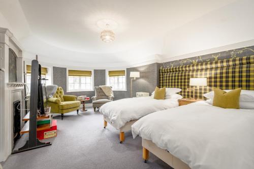 Un dormitorio con dos camas y una sala de estar. en Unique Arts & Crafts Home in Auchterarder, en Auchterarder