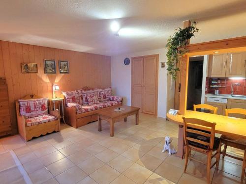 un salon avec un canapé, une table et des chaises dans l'établissement Charmant appart 39m² 4 pers, balcon sud, ski à Chailol, parking, WiFi - FR-1-393-178, à Saint-Michel-de-Chaillol