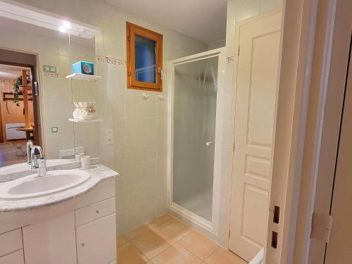 une salle de bain avec douche et lavabo dans l'établissement Charmant appart 39m² 4 pers, balcon sud, ski à Chailol, parking, WiFi - FR-1-393-178, à Saint-Michel-de-Chaillol