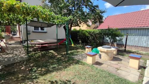 a backyard with a hammock and a swing at Silye Vendégház in Hortobágy