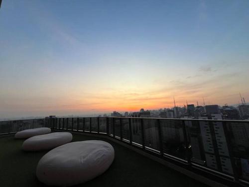 Solopgangen eller solnedgangen set fra lejligheden