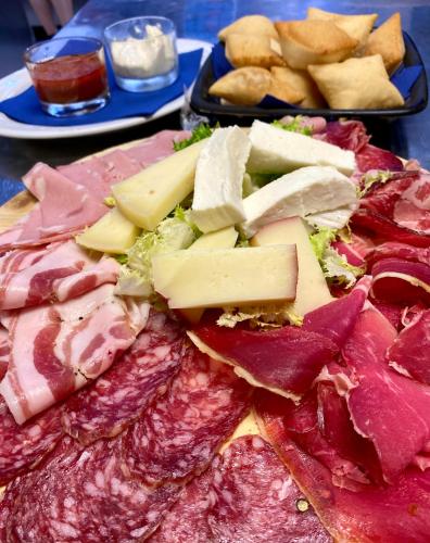 サッソ・マルコーニにあるHotel Ca' Vecchiaの肉・チーズ・パン一皿