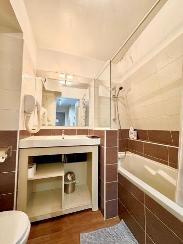 une salle de bain avec un lavabo, une baignoire et des toilettes dans l'établissement Nice Centre, Magnifique Studio Proche Mer, à Nice
