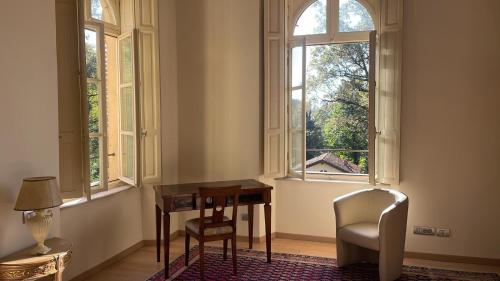 a desk and a chair in a room with a window at Villa Favorita in Bra