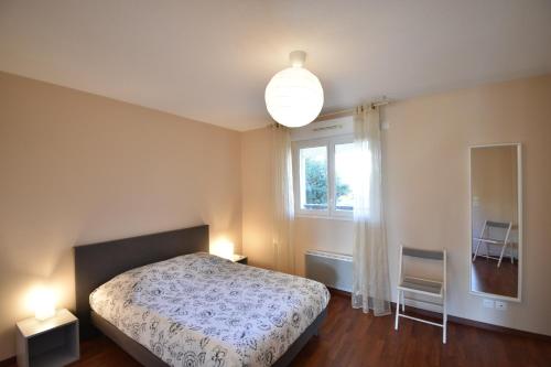 une chambre avec un lit et une fenêtre dans l'établissement Cap Marina - Capbreton proche port de plaisance appartement 4 personnes, à Capbreton