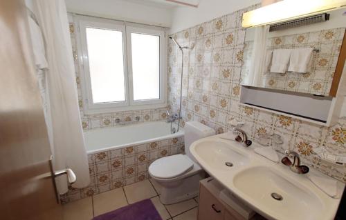 Ett badrum på Residenz Larix Apartments
