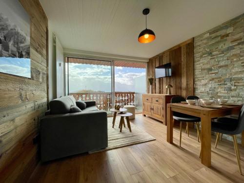un salon avec un canapé et une table dans l'établissement Homency - Résidence Concorde C5, à L'Alpe-d'Huez