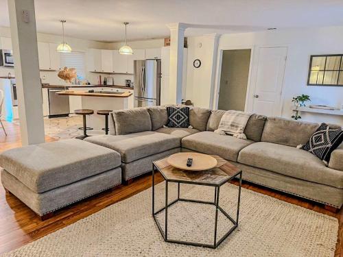 Χώρος καθιστικού στο Roswell Adventure 3BR House Family Getaway