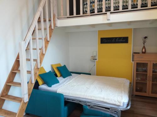 une chambre avec un lit superposé et un escalier dans l'établissement SCI les THERMES 17, à Rochefort