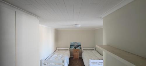 una camera con due letti e un tavolo di Seaview Self catering cottage a Sea View