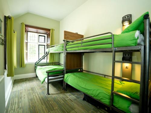 Postel nebo postele na pokoji v ubytování YHA Wasdale Hall