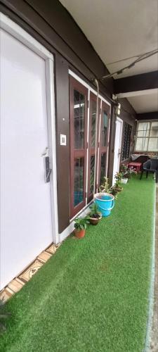 Κήπος έξω από το Riverbank Guesthouse with Restaurant & self cooking facility