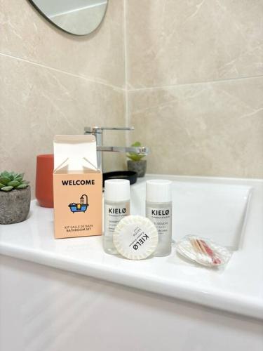 - un comptoir de salle de bains avec des articles de toilette dans l'établissement Le Nectar - Parking Privé, Hyper-centre, Calme, à Saint-Brieuc