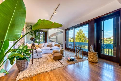 Skylife Art Gallery Loft - Riverfront Art Sanctuary