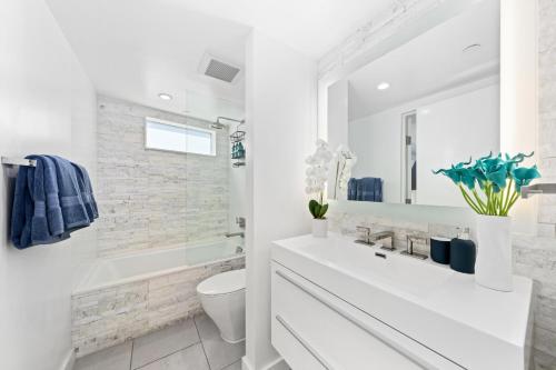 Koupelna v ubytování The Diamond Dune - Upscale 3 Level 4BR Terrace Santa Monica