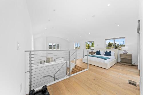 Postel nebo postele na pokoji v ubytování The Diamond Dune - Upscale 3 Level 4BR Terrace Santa Monica