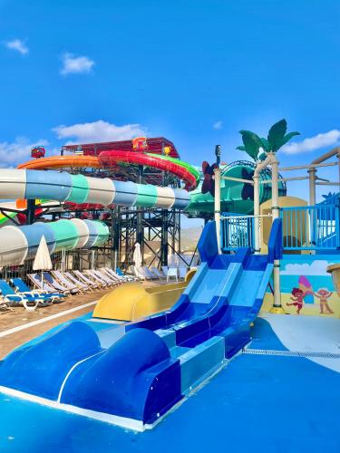 a water slide at a water park at Hotel Magic Sports 4 in Oropesa del Mar