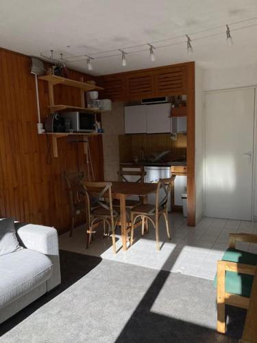 une cuisine et une salle à manger avec une table et des chaises dans l'établissement SLA 203-Familial, 2 pièces pour 4pers, à Tignes