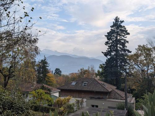 una vista de una casa con un árbol en el fondo en B&B Le Gorget, en La Tronche