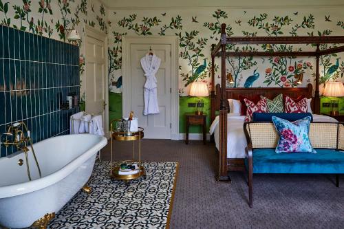une salle de bain avec baignoire et une chambre avec un lit dans l'établissement Burnham Beeches Hotel & Spa, à Slough