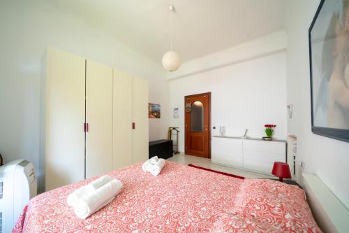a bedroom with a bed with two towels on it at Villa Verde - 300m From Sea in Bordighera