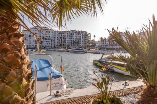 2060-2 bedrooms apt with golf in Estepona